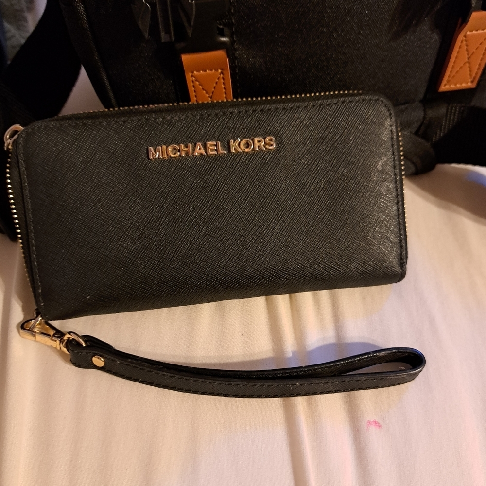 Blk Micheal kors wallet